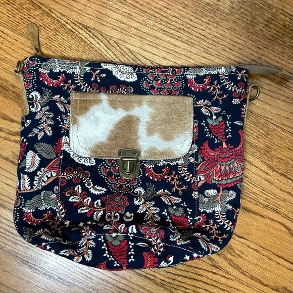 Myra | Red Blue Paisley Floral Canvas With Cow Hide Western Crossbody Purse - Picture 5 of 14